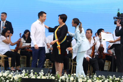 Daniel Noboa entregando condecoración a Gabriela Sommerfeld.