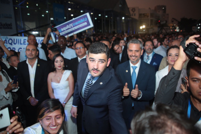 Aquiles Álvarez llegando a la sesión solemne.