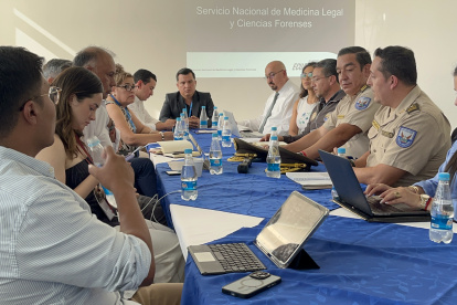 Reunión. En la mesa técnica participaron las dos máximas autoridades del Servicio Nacional de Medicina Legal, así como de los organismos de la Policía Nacional.
