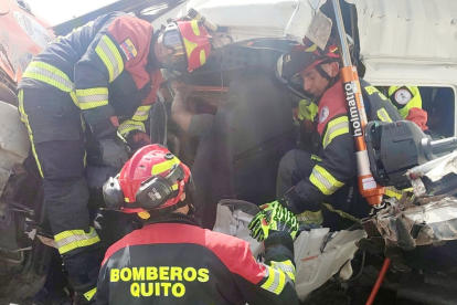 Personal del Cuerpo de Bomberos del Distrito Metropolitano de Quito acudió a atender la emergencia en la Ruta Viva.