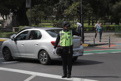 Los agentes de tránsito realizan el control a los autos que circulan por Quito