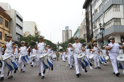 El desfile cívico estudiantil recorrió las calles del centro de Guayaquil.