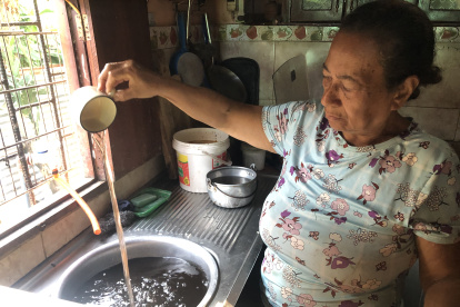 Situación. El líquido completamente negro llegó a las casa por las nuevas tuberías instaladas en la zona.