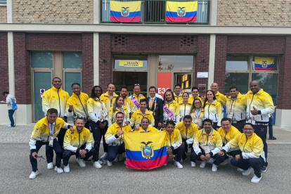 La delegación nacional que desfilará en la inauguración de los Juegos Olímpicos, saliendode la Villa Olímpica.