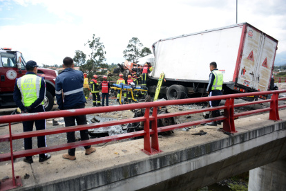 Los dos camiones que se impactaron quedaron destruidos.