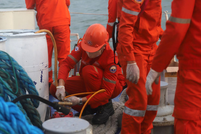 La Guardia Costera de Filipinas revisa las muestras de petróleo recogidas en el agua de mar en la provincia de Bataan, Filipinas