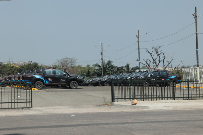 Flota de camionetas parqueada en área de Montebello. Desde inicios de julio, se dejaron de hacer los patrullajes 24/7.