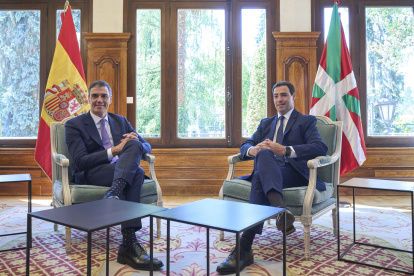 El presidente de Gobierno de España mantuvo un encuentro con lehendakari Imanol Pradales en el palacio de Ajuria.