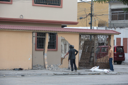 El conductor impactó contra esta vivienda, cercana a su domicilio, en la ciudadela Guayacanes.