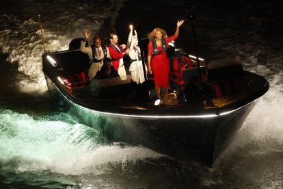 La antorcha olímpica baja por el Sena en un barco con (de izquierda a derecha) Carl Lewis, Rafael Nadal, Nadia Comaneci y Serena Williams durante la ceremonia de apertura de los Juegos Olímpicos de París 2024, en París, Francia, el 26 de julio de 2024.
