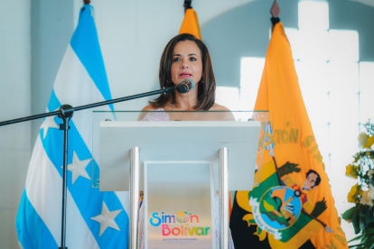 La prefecta del Guayas, Marcela Aguiñaga, manifestó que "le toca" mantener una relación con Daniel Noboa, ante las preguntas de si sería binomio presidencial de un candidato.