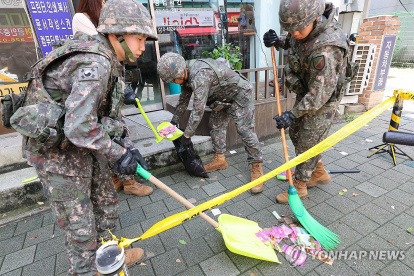 Soldados retiran los contenidos de un globo norcoreano que transportaba basura, el cual cayó en Incheon, al oeste de Seúl.