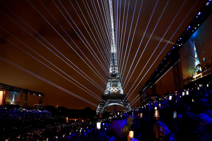 Los espectadores en el Trocadero ven un espectáculo de luces en la Torre Eiffel durante la ceremonia de apertura de los Juegos Olímpicos de París 2024, en París, Francia, el 26 de julio de 2024.