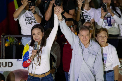 La líder opositora venezolana, María Corina Machado (i), y el candidato a la presidencia de Venezuela, Edmundo González Urrutia (c).
