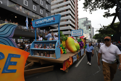 DESFILE CARROS ALEGORICO FOTOS: CARLOS KLINGERLa tarde de ayer, las familias disfrutaron de las carrozas que se desplazaron por la avenida Malecón, desde los balcones y veredas fueron testigos del desfile.