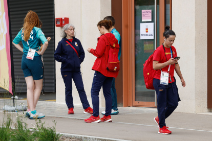 Deportistas españoles fuera del edificio asignado en la Villa.