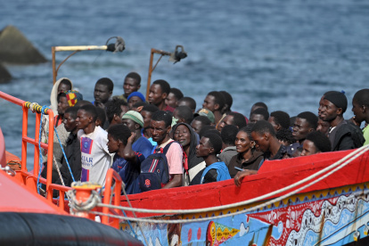 Salvamento Marítimo acompañó hasta el puerto de la Restinga, en la isa de El Hierro, a un cayuco con 116 personas a bordo, procedentes de Senegal, Gambia, Guinea Conakry y Mali, que aseguran haber salido de Dakar hace una semana.
