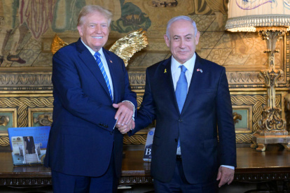 El candidato presidencial republicano Donald Trump ha recibido este viernes en su casa vacacional de Mar-a-Lago, en Florida, al primer ministro de Israel, Benjamin Netanyahu.