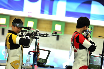 Los chinos Yuting Huang y Lihao Sheng ganaron la primera medalla de oro de los Juegos Olímpicos de París 2024 en la final de la competición de rifle de aire 10 metros por equipos mixtos este sábado.