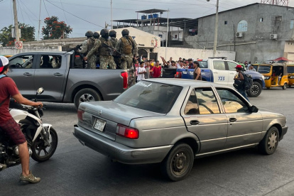 Militares acudieron a los exteriores del retén de la CTE luego del atentado, la tarde del jueves 26 de julio.