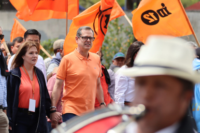 Junto a parte de la militancia, Rabascalla caminó hasta la sede de la Izquierda Democrática.