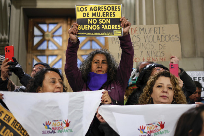Mujeres de distintas agrupaciones feministas participaron de una manifestación en Santiago para pedir la renuncia del senador conservador Javier Macaya.