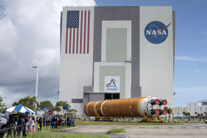 La etapa central completamente ensamblada para el cohete del Sistema de Lanzamiento Espacial de la NASA llega al Edificio de Ensamblaje de Vehículos en el Centro Espacial Kennedy, en Cabo Cañaveral.