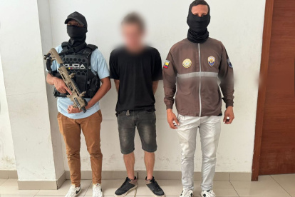 La Policía presentó a uno de los detenidos en los operativos contra la extorsión y el secuestro.