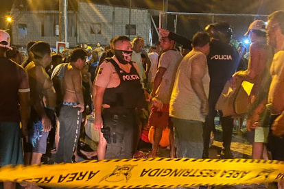 Después del asesinato, varias personas se aglomeraron alrededor del cuerpo