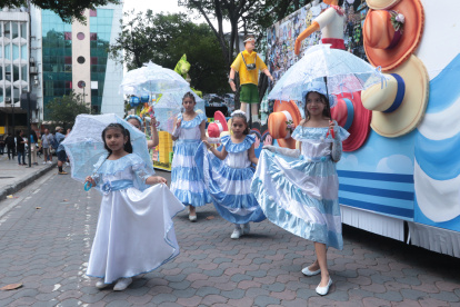 Fueron 8 carrozas alegóricas las presentadas la tarde de este 27 de julio.