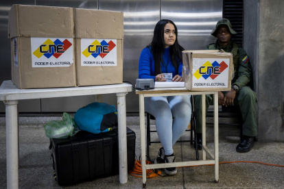 Una funcionaria del Consejo Nacional Electoral (CNE) en una jornada de información por las elecciones presidenciales, en Caracas, el pasado 15 de julio.
