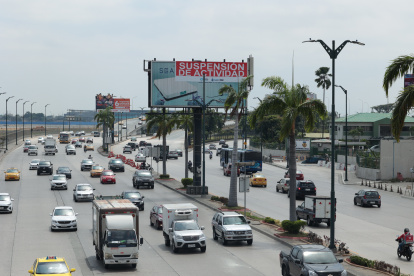 En la avenida Pedro Menéndez Gilbert un anuncio de suspensión de actividades está estampado sobre una valla publicitaria.