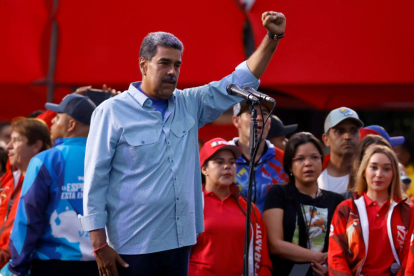 El presidente de Venezuela y aspirante a la reelección, Nicolás Maduro, saluda a los asistentes al cierre de su campaña este 25 de julio de 2024, en Caracas (Venezuela).