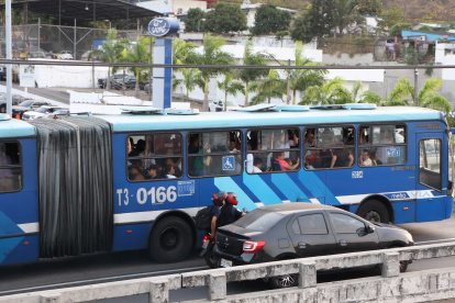 Los guayaquileños dicen estar cansados de movilizarse en unidades obsoletas, inseguras y que no den cabida a un solo usuario más.