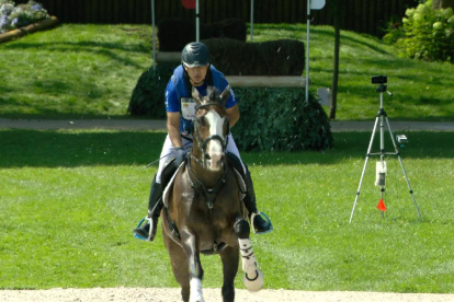El jinete ecuatoriano Ronald Zabala durante el inicio de su participación en la prueba de cross country, previo a la caída que sufrió y que lo deja sin posibilidades.