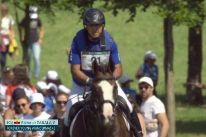 El jinete ecuatoriano Ronald Zabala durante la competencia, antes de sufrir la caída.