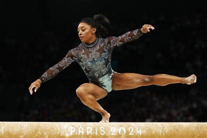 Con un ejercicio de barra soberbio, precedida por una ovación atronadora en el pabellón de Bercy, la estadounidense Simone Biles regresó este domingo al escenario olímpico.
