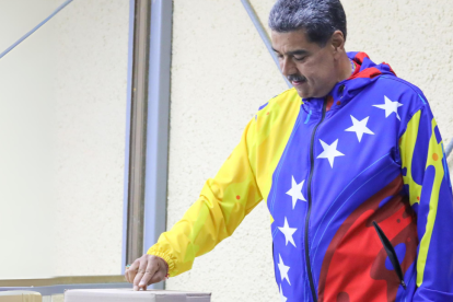 El presidente de Venezuela, Nicolás Maduro, ejerciendo el voto durante las elecciones presidenciales, este domingo 28 de julio en Caracas.