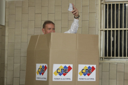 El candidato opositor a la presidencia de Venezuela, Edmundo González Urrutia, muestra su voto este domingo 28 de julio en Caracas.