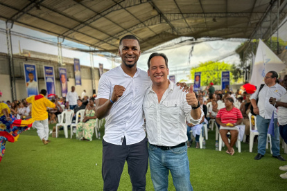 Frickson Erazo y el precandidato presidencial de Construye, Henry Cucalón.