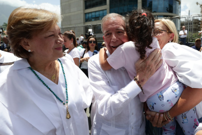 El candidato a la presidencia de Venezuela, Edmundo González Urrutia, saluda a una niña a su llegada a votar este domingo, en un centro de votación en Caracas (Venezuela).