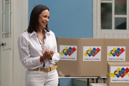 La líder de la oposición Venezolana, María Corina Machado, vota este domingo, en un centro de votación en Caracas (Venezuela).