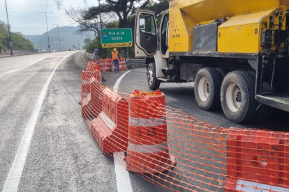 A la oreja vial que conduce a vía a la costa desde la Perimetral permanece cerrada por trabajos de mantenimiento.