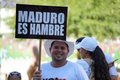Un hombre sostiene un cartel contra el presidente de Venezuela Nicolás Maduro este domingo, en una concentración con motivo de las elecciones presidenciales en su país, este domingo en Cali (Colombia).