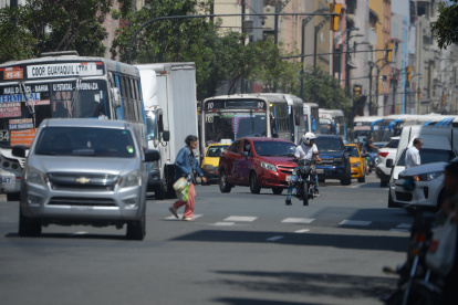 Sitio. En la Rumichaca se determinó que se superan los decibeles recomendados por la OMS. Ahí hay de todo, paso de buses, taxis, motos, comercios y alta demanda de personas. Algunos se han acostumbrado, reconocen.