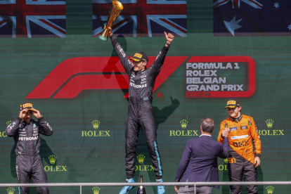 Russell (c), pese a ser coronado en el podio como el ganador del GP de Bélgica, fue despojado del título por lo que ascendió su compañero de escuadra, Lewis Hamilton.