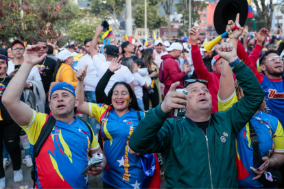 Ciudadanos venezolanos se reúnen este domingo en las calles de Bogotá (Colombia).