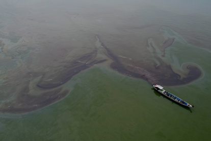 La Guardia Costera de Filipinas trabaja en el sellado de al menos nueve fugas