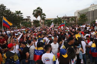 Venezolanos se concentraron detrás del Mall del Sol.