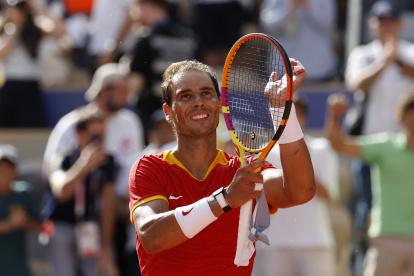 El tenista español Rafael Nadal celebra tras vencer al húngaro Marton Fucsovics en primera ronda del torneo individual.